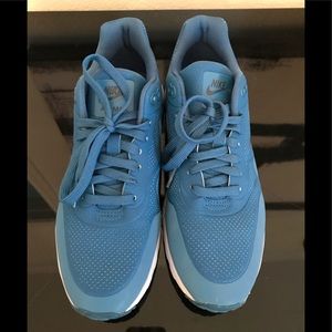 Like new blue Nike Airmax running shoes